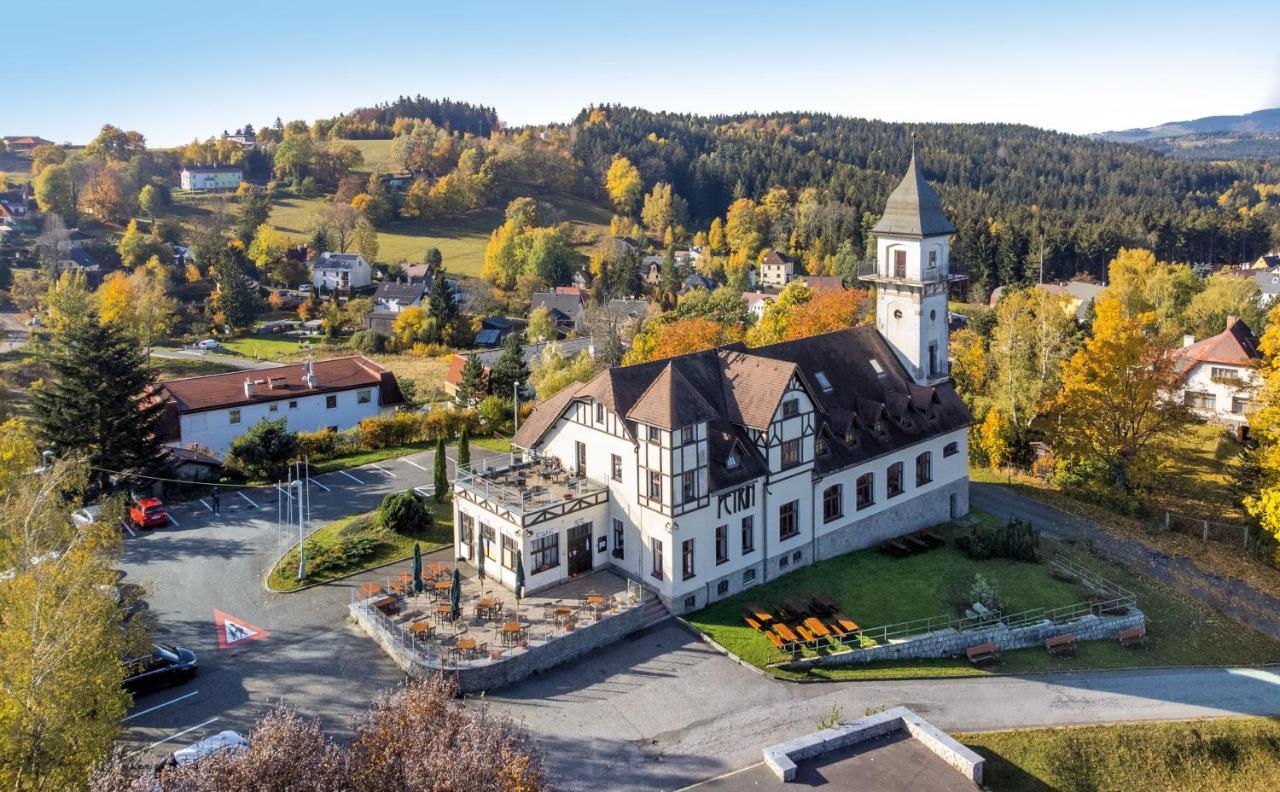 Hotel Petrin Jablonec nad Nisou Exteriör bild
