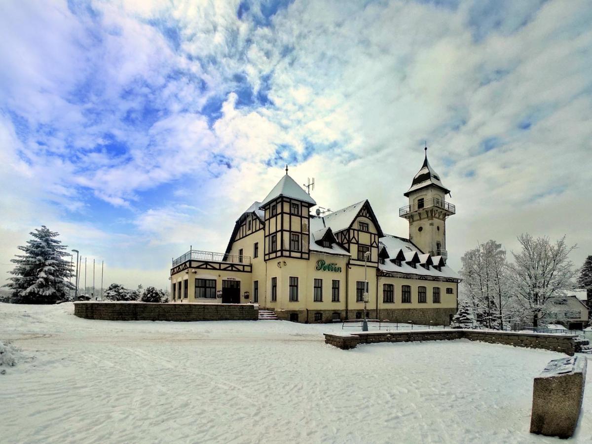 Hotel Petrin Jablonec nad Nisou Exteriör bild