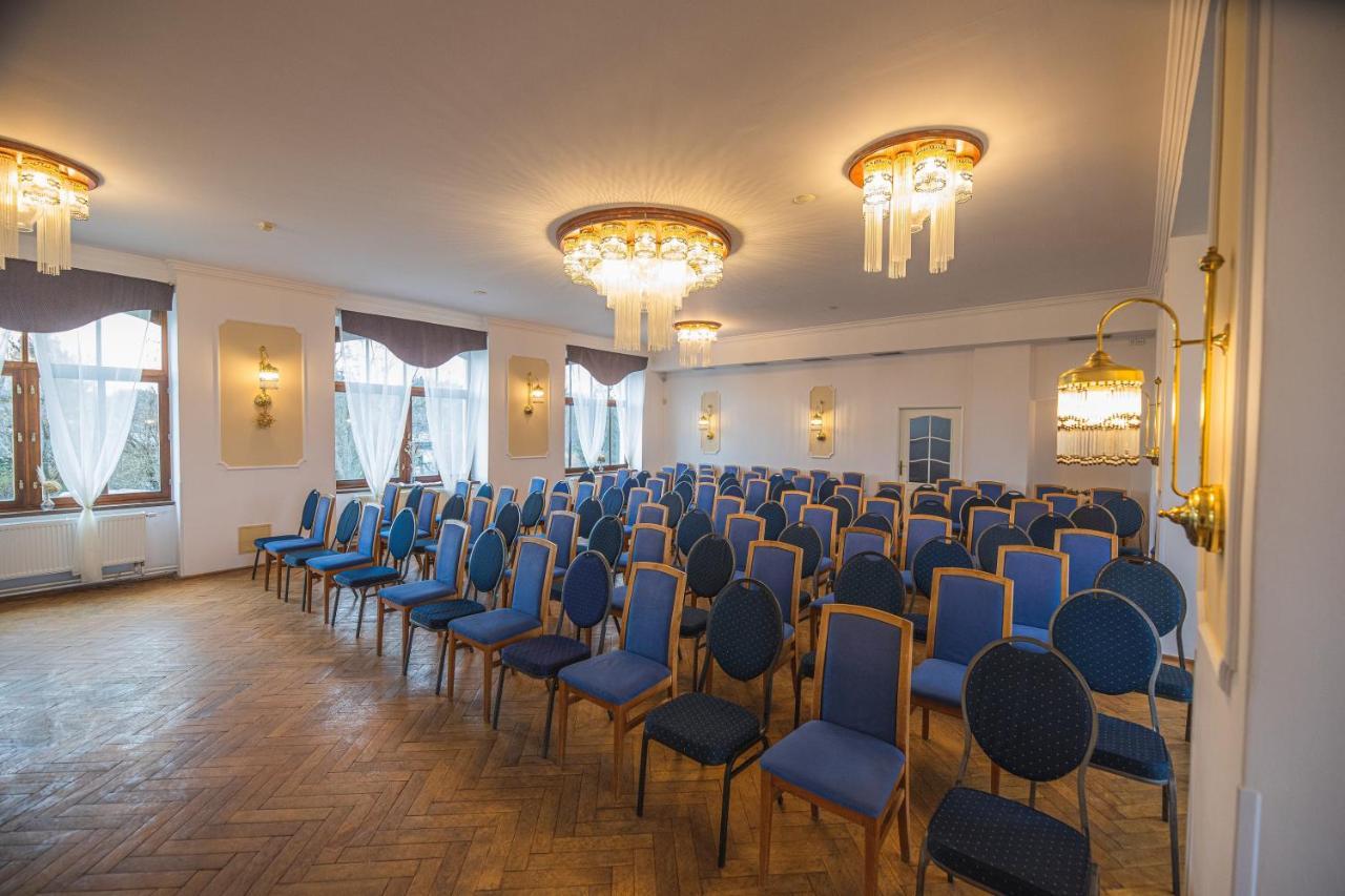 Hotel Petrin Jablonec nad Nisou Exteriör bild